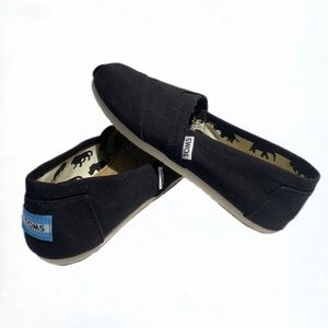 BRAND NEW, never worn, black TOMS